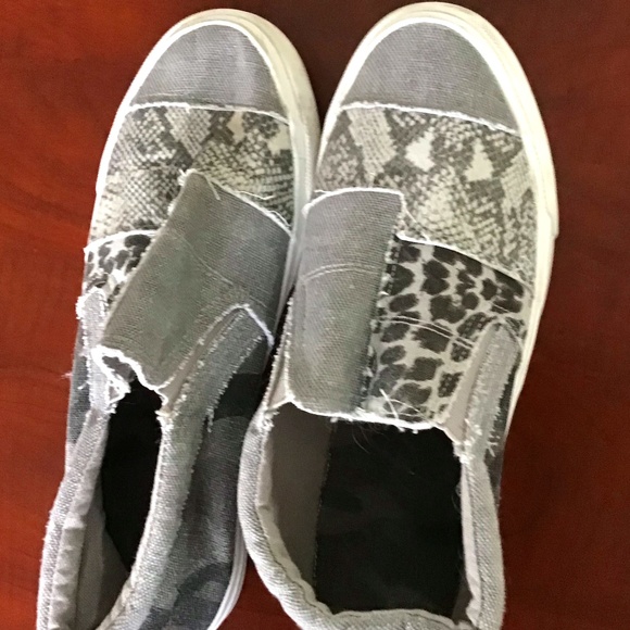 Blowfish Malibu Women’s Gray patchwork Design - Like New in size 8 1/2 - Picture 1 of 4